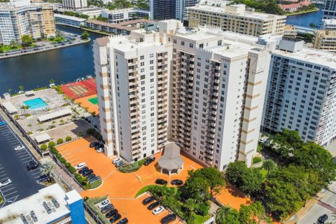 Condo in Hallandale Beach, Florida, 1 bedroom  № 1840708 - photo 16