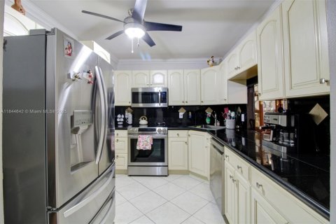 Condo in Hallandale Beach, Florida, 1 bedroom  № 1840708 - photo 4