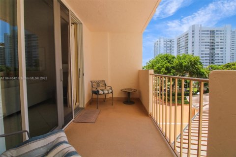 Condo in Hallandale Beach, Florida, 1 bedroom  № 1840708 - photo 15