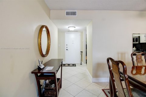 Condo in Hallandale Beach, Florida, 1 bedroom  № 1840708 - photo 9