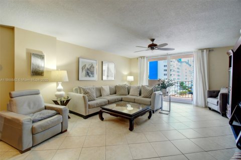 Condo in Hallandale Beach, Florida, 1 bedroom  № 1840708 - photo 8