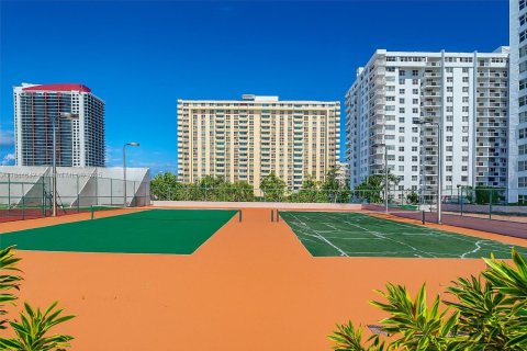 Condo in Hallandale Beach, Florida, 1 bedroom  № 1840708 - photo 20