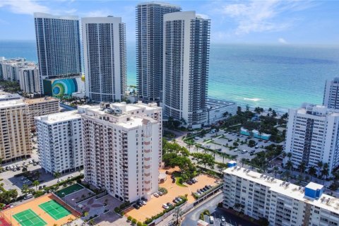 Condo in Hallandale Beach, Florida, 1 bedroom  № 1840708 - photo 19