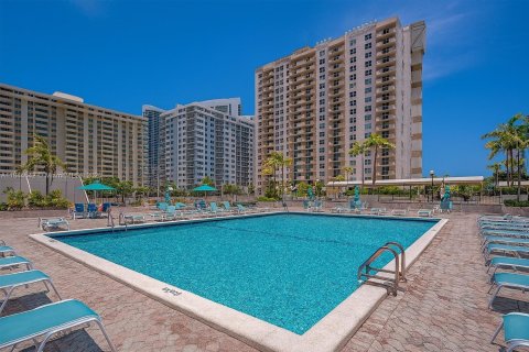 Condo in Hallandale Beach, Florida, 1 bedroom  № 1840708 - photo 1
