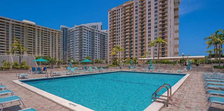 Condo in Hallandale Beach, Florida, 1 bedroom  № 1840708