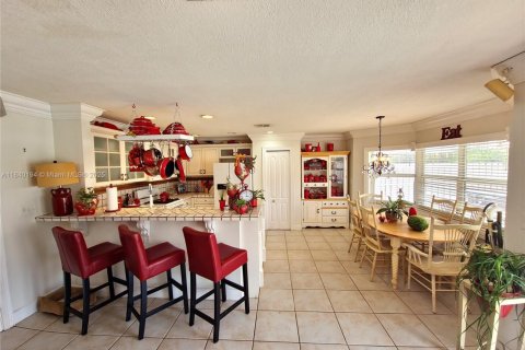 House in Miami, Florida 4 bedrooms, 249.81 sq.m. № 1828858 - photo 7