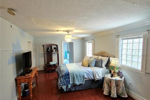 House in Miami, Florida 4 bedrooms, 249.81 sq.m. № 1828858 - photo 12