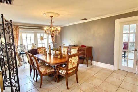 House in Miami, Florida 4 bedrooms, 249.81 sq.m. № 1828858 - photo 6