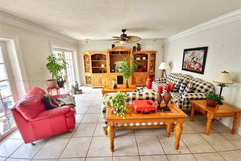 House in Miami, Florida 4 bedrooms, 249.81 sq.m. № 1828858 - photo 8
