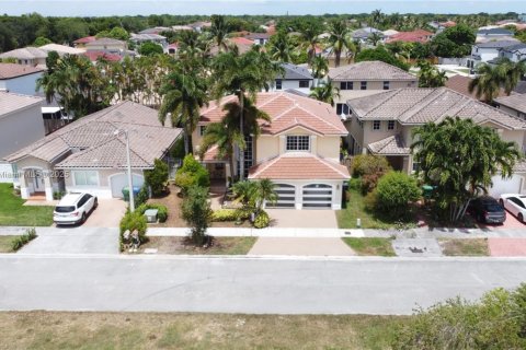 House in Miami, Florida 4 bedrooms, 249.81 sq.m. № 1828858 - photo 1