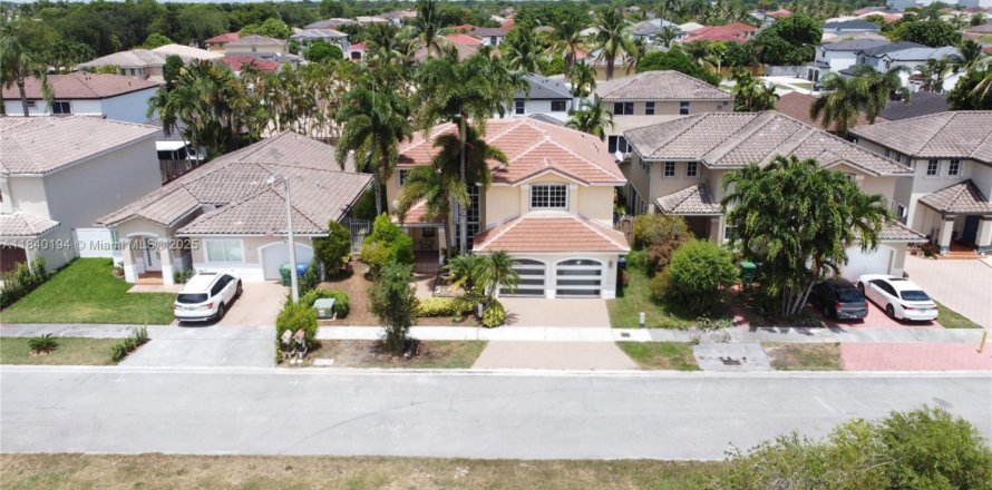 House in Miami, Florida 4 bedrooms, 249.81 sq.m. № 1828858