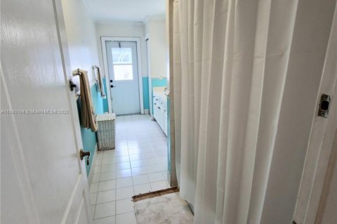 House in Miami, Florida 4 bedrooms, 249.81 sq.m. № 1828858 - photo 14