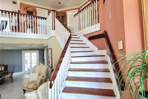 House in Miami, Florida 4 bedrooms, 249.81 sq.m. № 1828858 - photo 15
