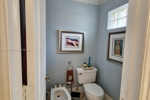 House in Miami, Florida 4 bedrooms, 249.81 sq.m. № 1828858 - photo 19