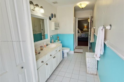 House in Miami, Florida 4 bedrooms, 249.81 sq.m. № 1828858 - photo 13