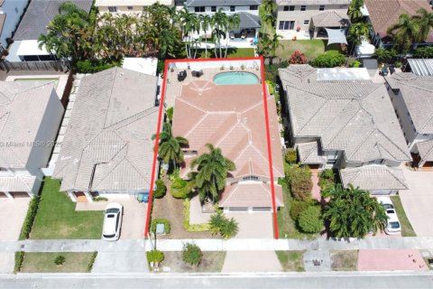 House in Miami, Florida 4 bedrooms, 249.81 sq.m. № 1828858 - photo 23