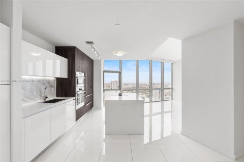 Condo in Miami, Florida, 1 bedroom № 1871912 - photo 1