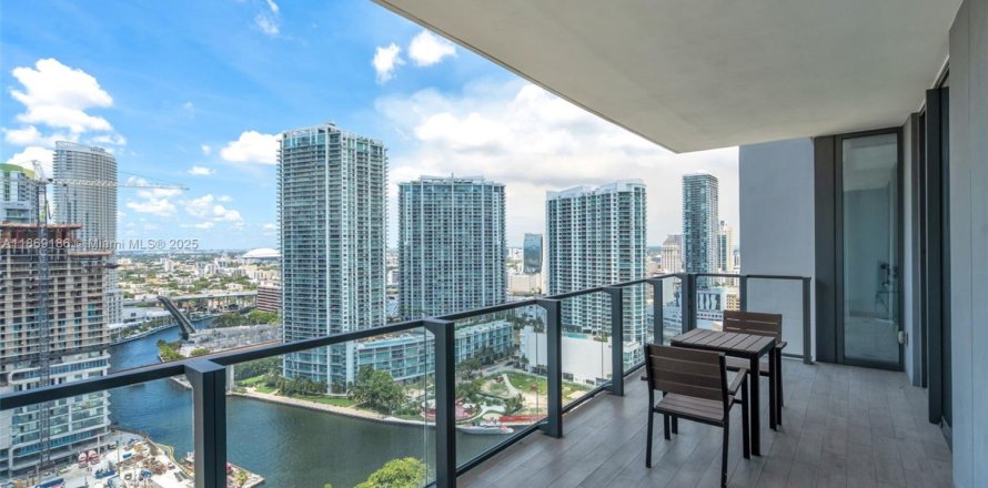 Condominio en Miami, Florida, 2 dormitorios  № 1979484