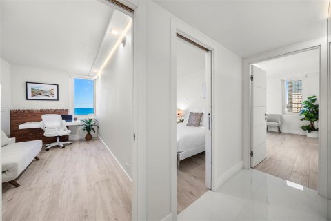 Condo in Miami Beach, Florida, 2 bedrooms  № 2022948 - photo 27