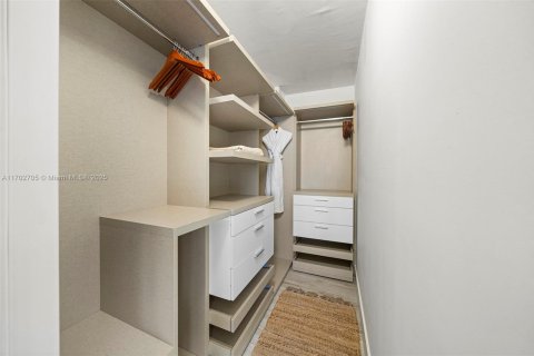 Condo in Miami Beach, Florida, 2 bedrooms  № 2022948 - photo 21