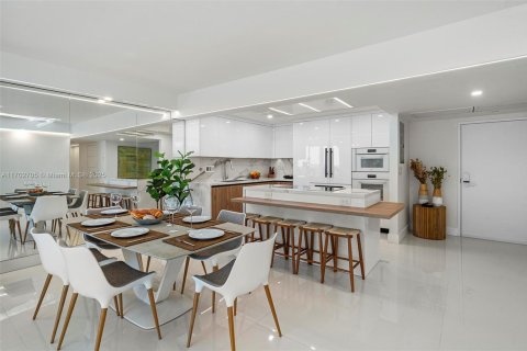 Condo in Miami Beach, Florida, 2 bedrooms  № 2022948 - photo 8