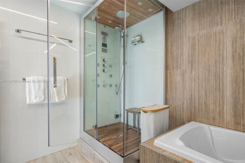 Condo in Miami Beach, Florida, 2 bedrooms  № 2022948 - photo 24