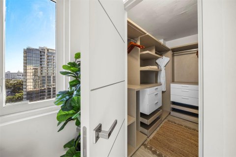 Condo in Miami Beach, Florida, 2 bedrooms  № 2022948 - photo 20