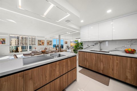 Condo in Miami Beach, Florida, 2 bedrooms  № 2022948 - photo 3