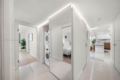 Condo in Miami Beach, Florida, 2 bedrooms  № 2022948 - photo 28