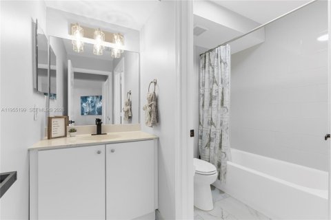 House in Pembroke Pines, Florida 4 bedrooms, 251.67 sq.m. № 2009589 - photo 14