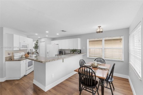 House in Pembroke Pines, Florida 4 bedrooms, 251.67 sq.m. № 2009589 - photo 11