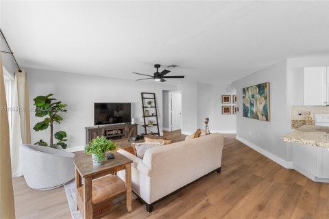 House in Pembroke Pines, Florida 4 bedrooms, 251.67 sq.m. № 2009589 - photo 8