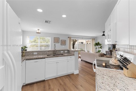 House in Pembroke Pines, Florida 4 bedrooms, 251.67 sq.m. № 2009589 - photo 9