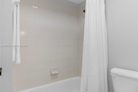 House in Pembroke Pines, Florida 4 bedrooms, 251.67 sq.m. № 2009589 - photo 26