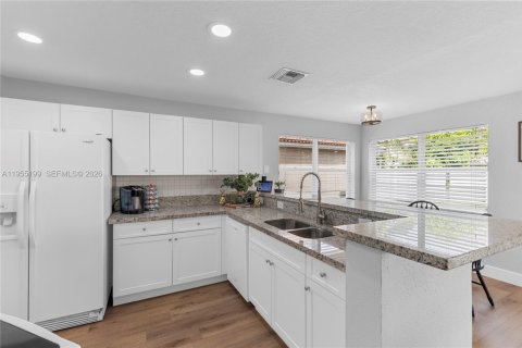 House in Pembroke Pines, Florida 4 bedrooms, 251.67 sq.m. № 2009589 - photo 10