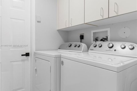 House in Pembroke Pines, Florida 4 bedrooms, 251.67 sq.m. № 2009589 - photo 16