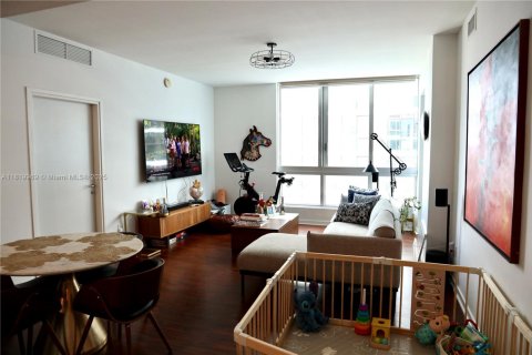 Condo in Miami, Florida, 2 bedrooms  № 1786576 - photo 1