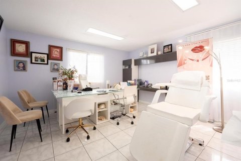 Commercial property in Orlando, Florida 203.08 sq.m. № 1733939 - photo 4