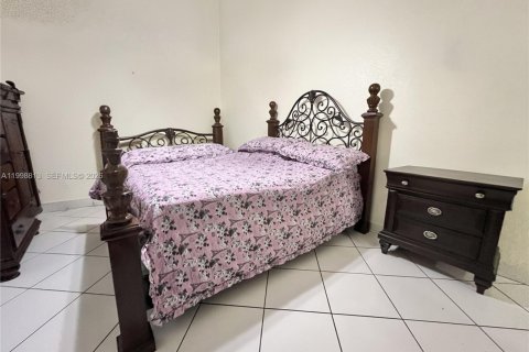 House in Miami, Florida 5 bedrooms, 254.46 sq.m. № 2060918 - photo 11