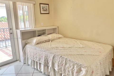 House in Miami, Florida 5 bedrooms, 254.46 sq.m. № 2060918 - photo 14