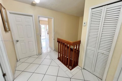 House in Miami, Florida 5 bedrooms, 254.46 sq.m. № 2060918 - photo 22