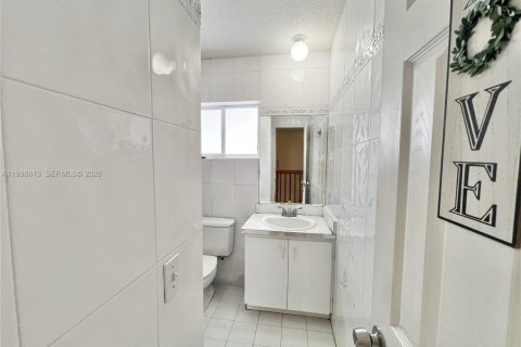 House in Miami, Florida 5 bedrooms, 254.46 sq.m. № 2060918 - photo 12