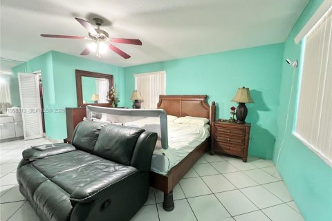 House in Miami, Florida 5 bedrooms, 254.46 sq.m. № 2060918 - photo 24