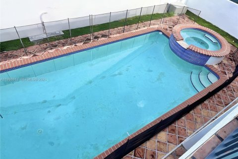 House in Miami, Florida 5 bedrooms, 254.46 sq.m. № 2060918 - photo 19