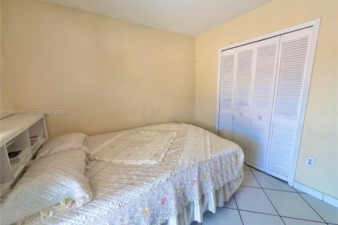 House in Miami, Florida 5 bedrooms, 254.46 sq.m. № 2060918 - photo 15