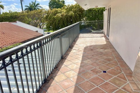 House in Miami, Florida 5 bedrooms, 254.46 sq.m. № 2060918 - photo 18
