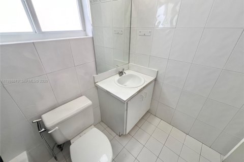 House in Miami, Florida 5 bedrooms, 254.46 sq.m. № 2060918 - photo 23