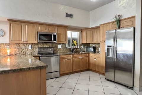 House in Miami, Florida 5 bedrooms, 254.46 sq.m. № 2060918 - photo 9