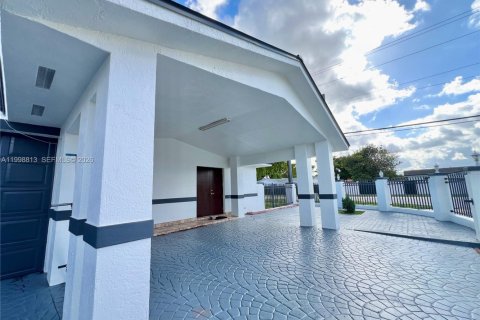 House in Miami, Florida 5 bedrooms, 254.46 sq.m. № 2060918 - photo 4