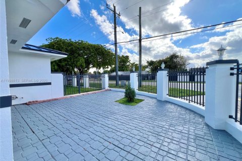 House in Miami, Florida 5 bedrooms, 254.46 sq.m. № 2060918 - photo 7